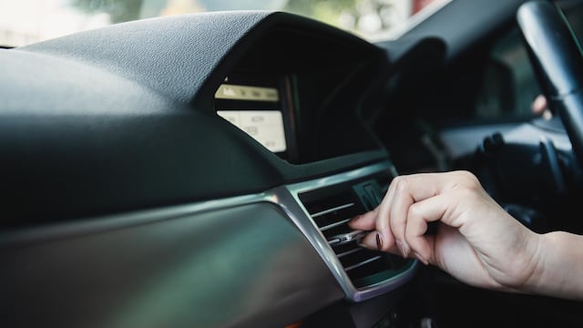 No tenía aire acondicionado en el auto y se le ocurrió una insólita solución: “No nos va a ganar la pobreza”.