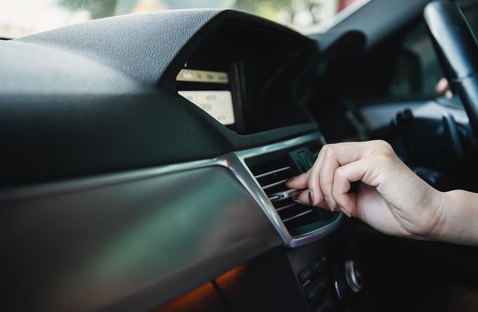 No tenía aire acondicionado en el auto y se le ocurrió una insólita solución: “No nos va a ganar la pobreza”