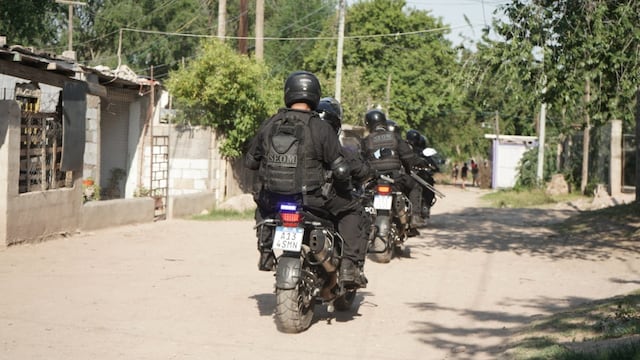 Operativo. Tras el violento asalto, cuerpos especiales de la Policía montaron un operativo en La Lonja. (Policía)