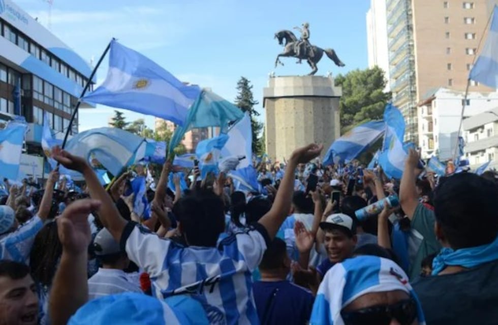 El festejo de los hinchas por el pase a cuartos de final de la Selección en Neuquén que sorprendió a un youtuber español