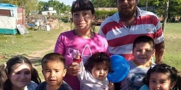 Cinco hermanos de General Pico donan sus zapatillas.