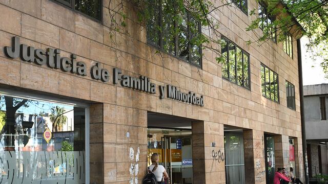 En Mendoza hay 1.500 Deudores Alimentarios Morosos inscriptos y buscan agravar las sanciones. 
Frente del edificio de Justicia de Familia y Minoridad.