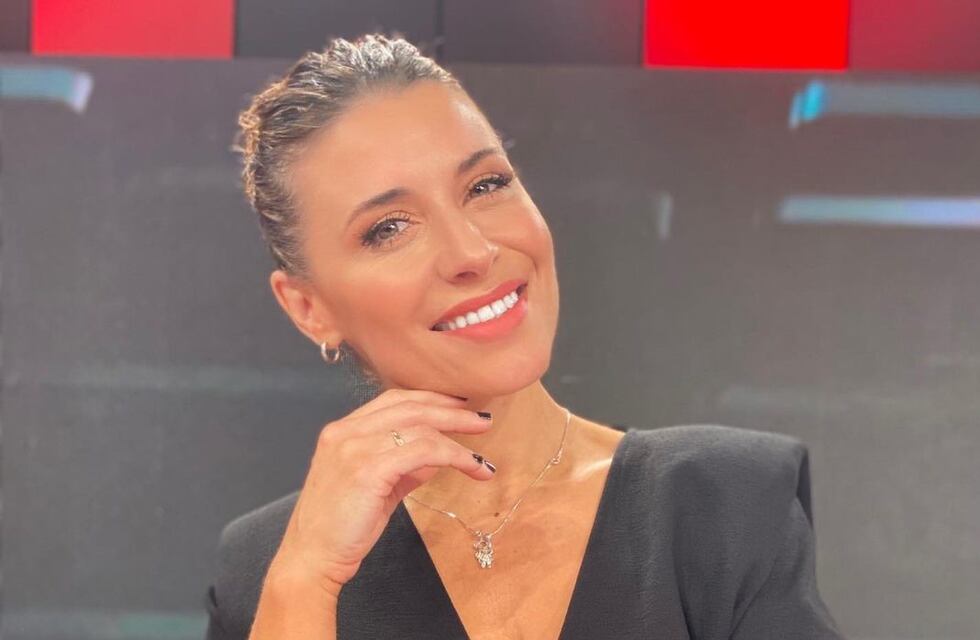Mariana Brey sorprendió con un look rojo pasión: minifalda engomada y botas con taco aguja