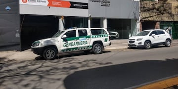 La investigación incluyó el allanamiento de una agencia de autos ubicada sobre Salta al 1300.