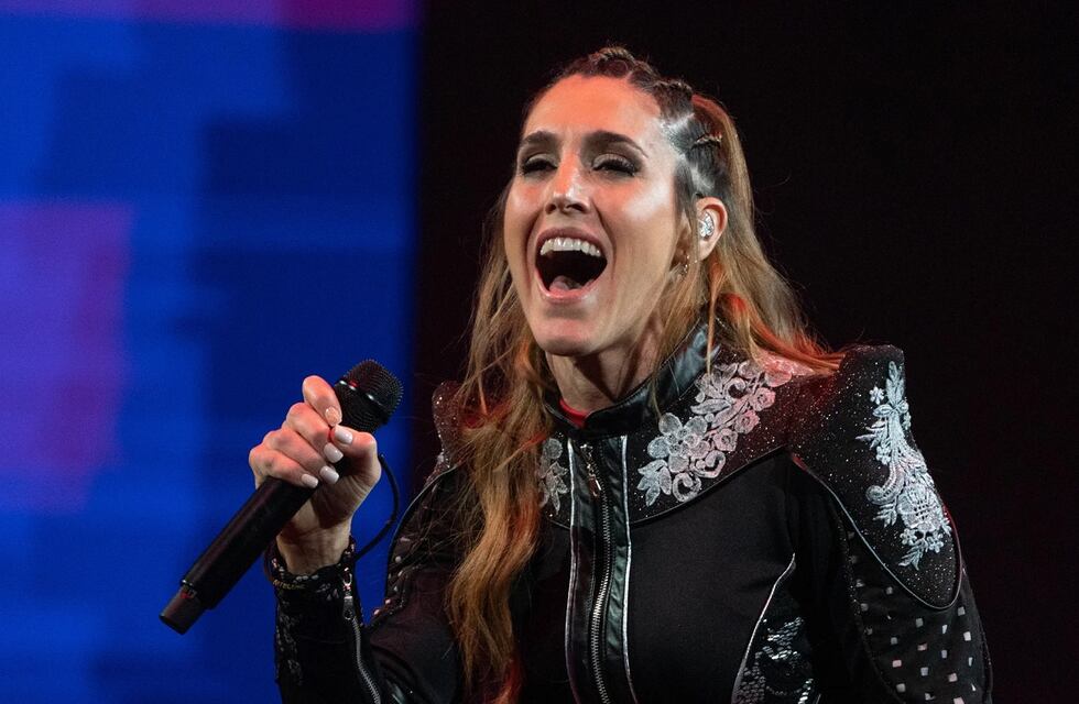 Soledad Pastorutti apareció de sorpresa y la rompió en una megafiesta de casamiento en Funes