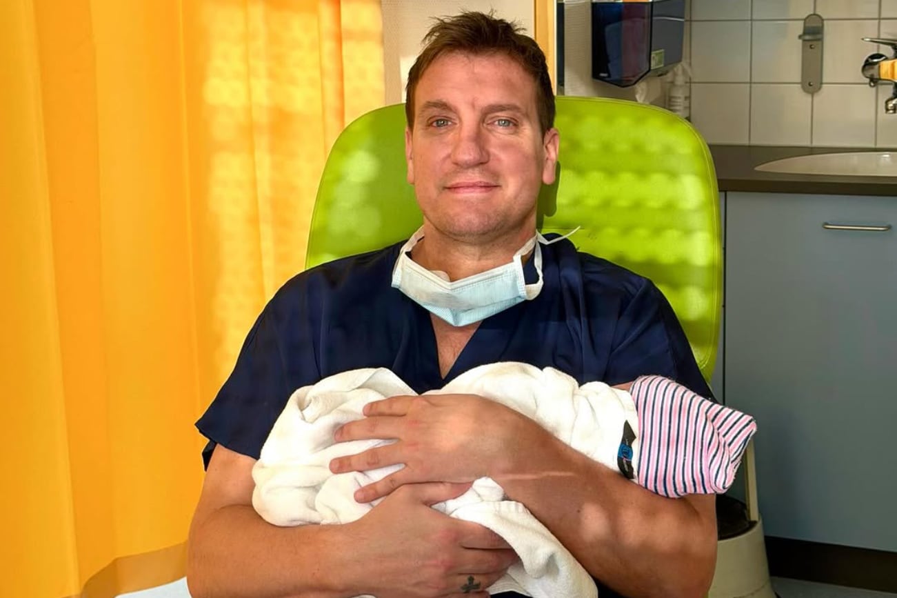 Maxi López sostiene en sus brazos a Lando, su bebé recién nacido. (Instagram)