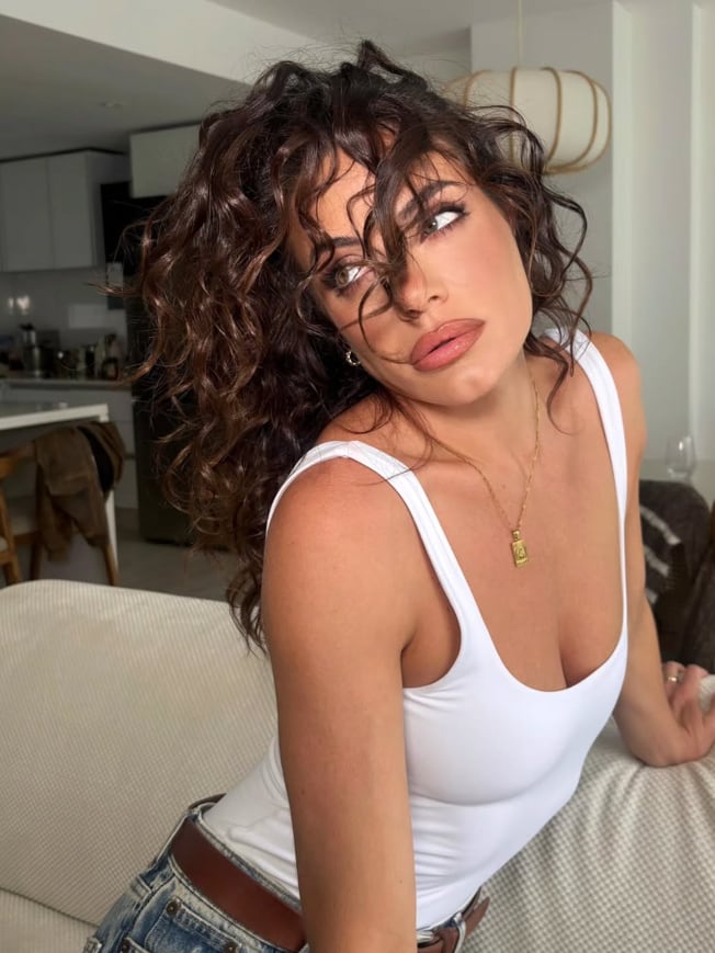 El cambio de look de Emilia Attias: se sumó a la tendencia de la temporada y deslumbró con unos espectaculares rulos definidos