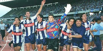 Inolvidable goleada de Talleres frente a Belgrano en 1996. José "Cachi" Zelaya convirtió tres. Y Mario Cuenca le contuvo un penal al Luifa Artime (La Voz archivo).