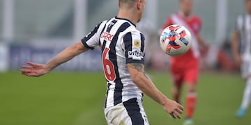 Rodrigo Garro y la pelota se unieron para un golazo de tiro libre en la victoria de Talleres (Facundo Luque / La Voz).