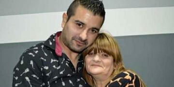 Martín Bastías junto a su mamá, quien falleció por cáncer e impulsó la Fundación Oncológica de La Punta.