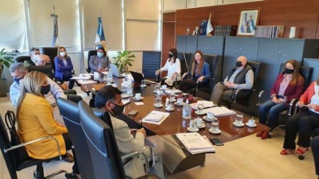 La oferta incluye a los docentes y a los profesionales de la salud. Además habrá revisión en julio