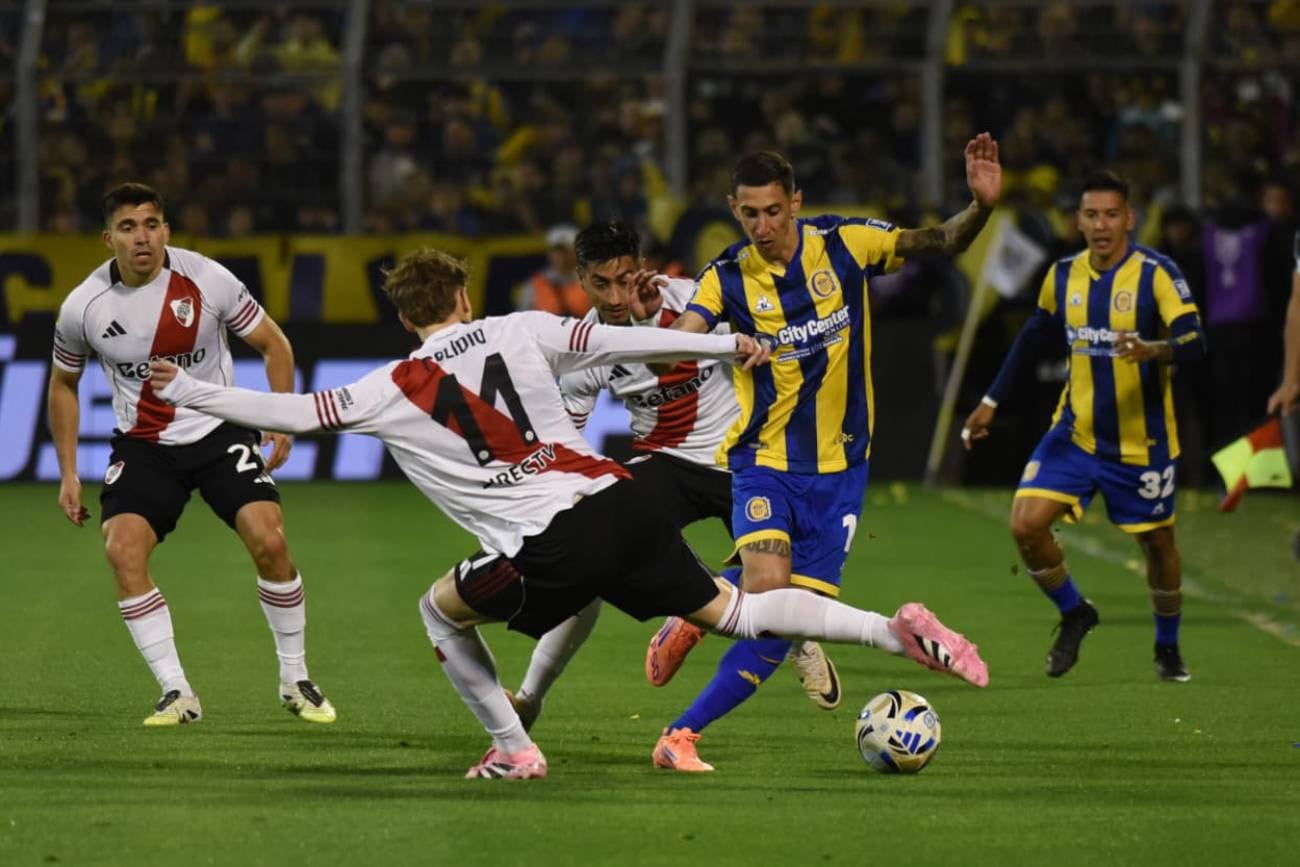 River Plate visita a Rosario Central por la fecha 11 del Torneo Clausura. (Crédito: X/@ConLaGenteRos)