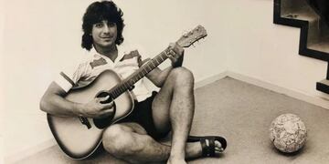 Juan Gilberto Funes y sus dos pasiones, la guitarra y la pelota. Hoy cumpliría 60 años.