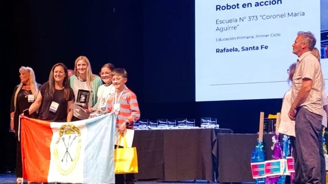 Los chicos al momento de recibir su distinción