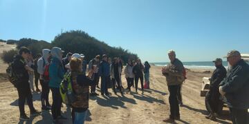 Turismo de Tres Arroyos y alumnos de la Secundaria de Orense realizaron actividades en la playa