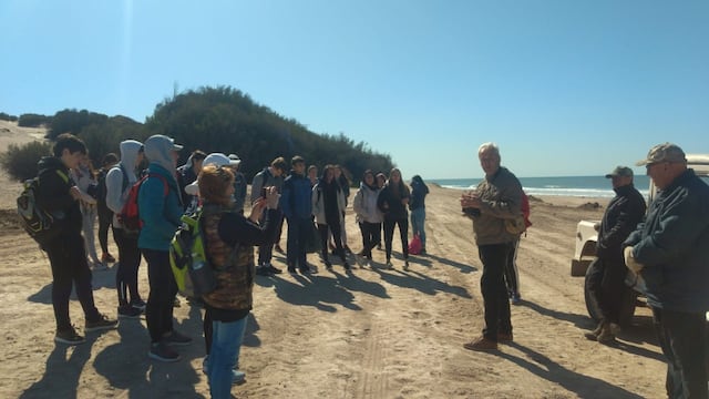 Turismo de Tres Arroyos y alumnos de la Secundaria de Orense realizaron actividades en la playa