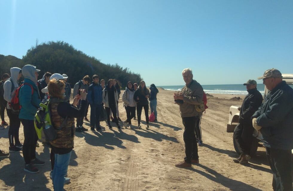 Turismo de Tres Arroyos y alumnos de la Secundaria de Orense realizaron actividades en la playa