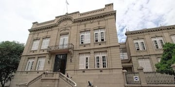 Colegio Nacional de Paraná, donde una mujer ajena a la institución se arrojó desde el primer piso.