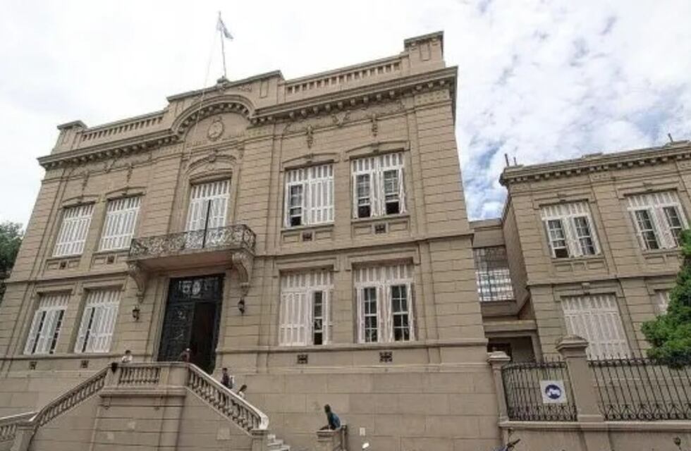 Mujer se arroja desde el primer piso de un colegio paranaense: detalles del incidente