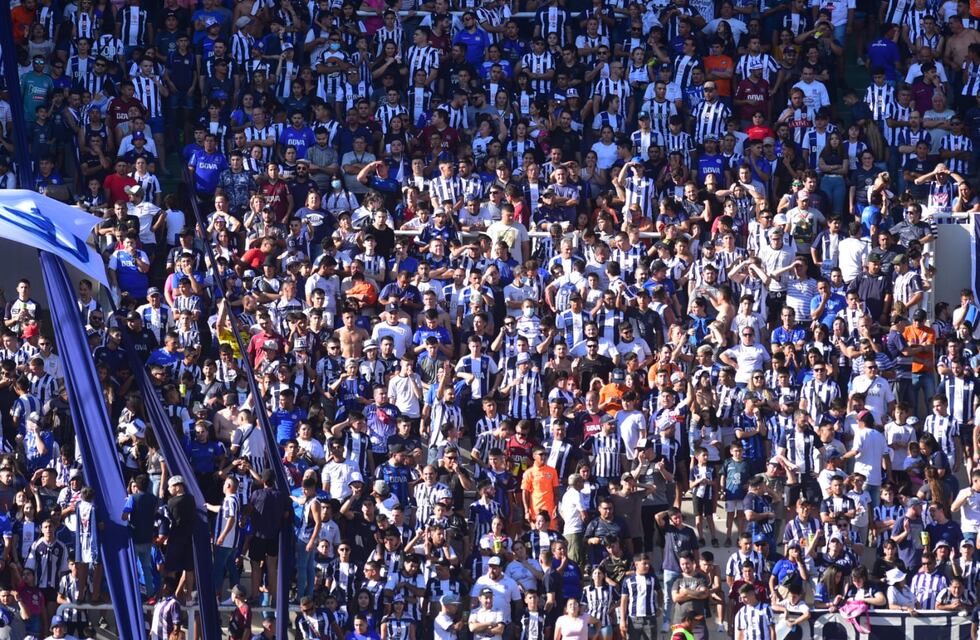 En todos lados: antes del partido, hinchas de Talleres dejaron un recuerdo en la playa