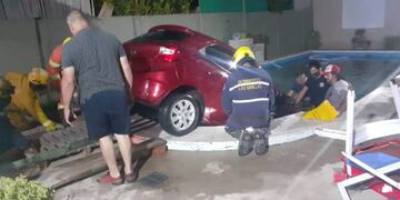 Un auto cayó en una pileta en Las Varillas