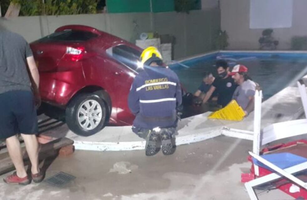 Las Varillas: perdió el control del vehículo y terminó en la pileta de su casa