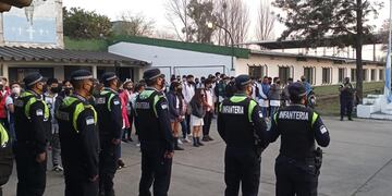 Policías impulsan la revalorización de los símbolos patrios.