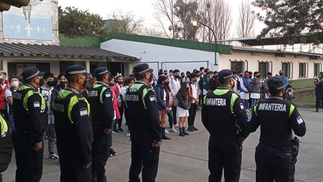 Policías impulsan la revalorización de los símbolos patrios.