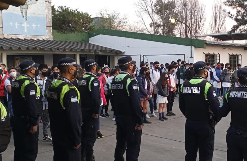 Famaillá: efectivos de la Unidad Regional Oeste impulsan la revalorización de símbolos patrios entre los jóvenes