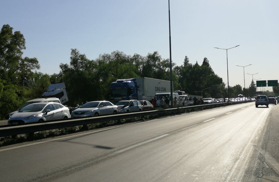 Espectacular choque en cadena entre ocho vehículos en el Acceso Este
