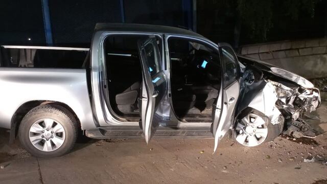 La camioneta colisionó contra un poste de luz en Córdoba.