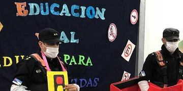 Efectivos policiales brindaron charla en el NENI N°23 de Puerto Iguazú.