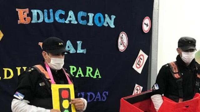 Efectivos policiales brindaron charla en el NENI N°23 de Puerto Iguazú.