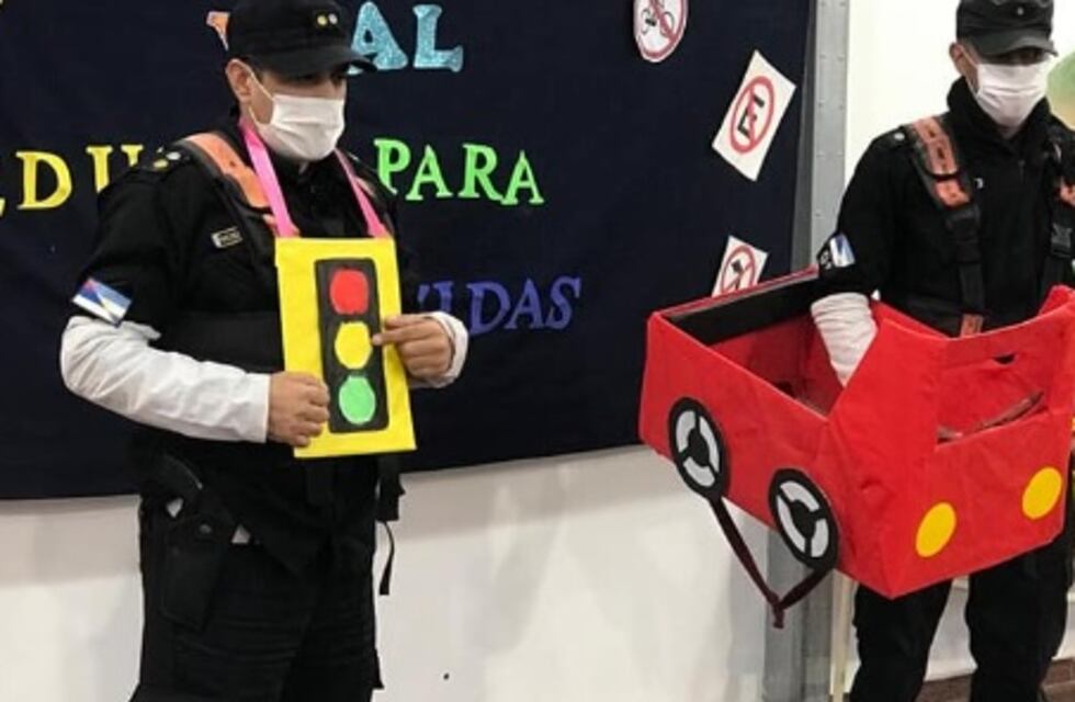 Efectivos policiales brindaron charla en el NENI N°23 de Puerto Iguazú