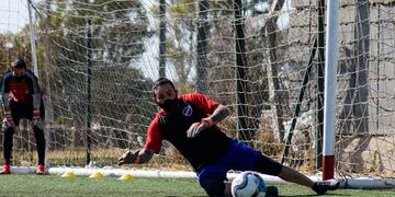 A los 42 años, el arquero del equipo de barrio José Ignacio Díaz, quiere seguir atajando
