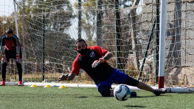 A los 42 años, el arquero del equipo de barrio José Ignacio Díaz, quiere seguir atajando