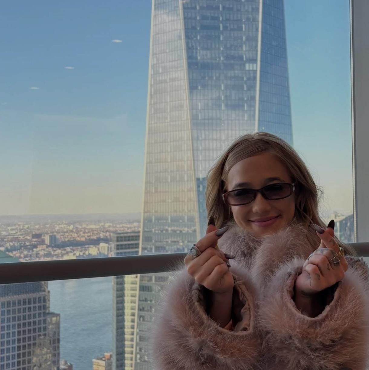 Desde Nueva York, Ángela Torres deslumbró con un tapado largo de peluche y se convirtió en la reina del estilo