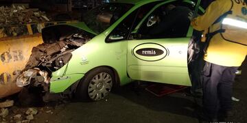Tres personas chocaron en Córdoba y debieron armar un operativo para sacarlas del auto.