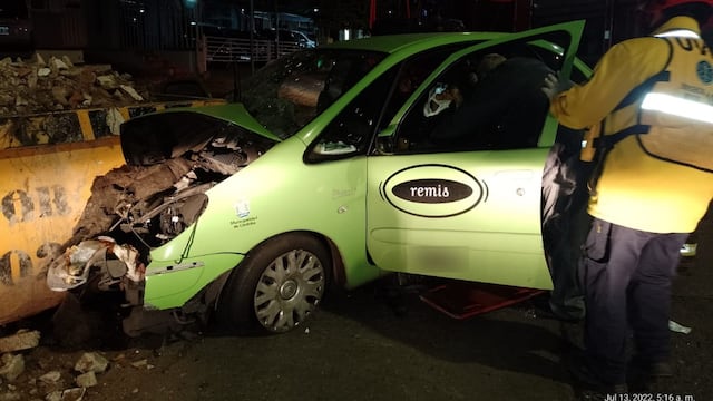 Tres personas chocaron en Córdoba y debieron armar un operativo para sacarlas del auto.