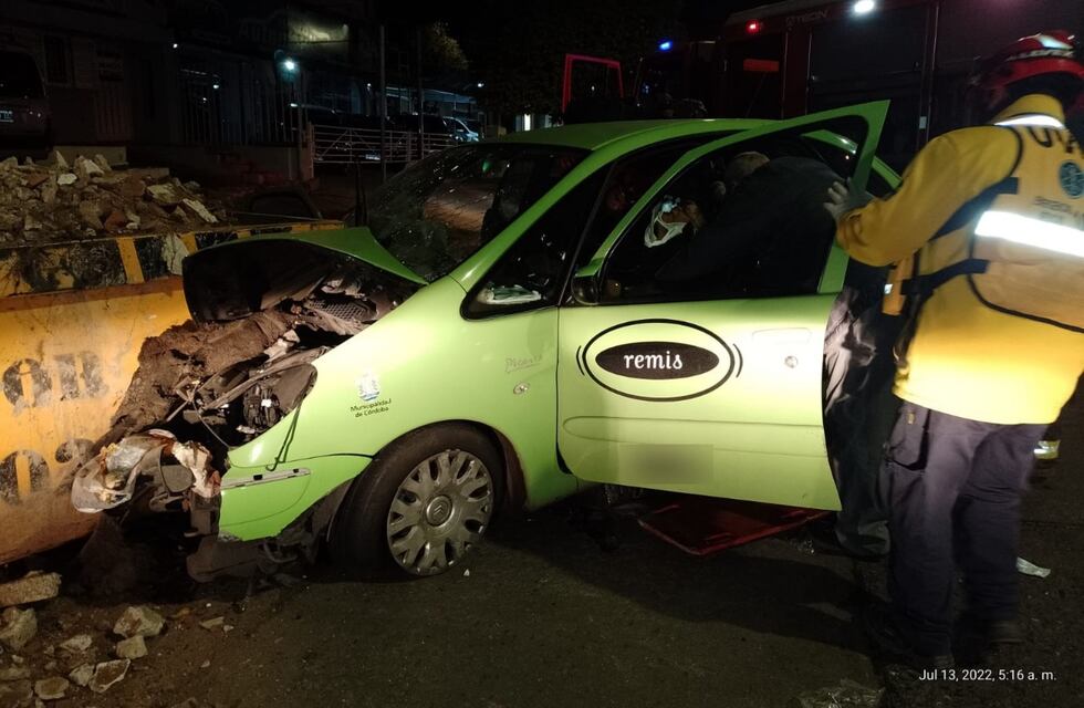 Siniestro vial en Córdoba: tres personas chocaron y debieron armar un operativo para rescatarlas