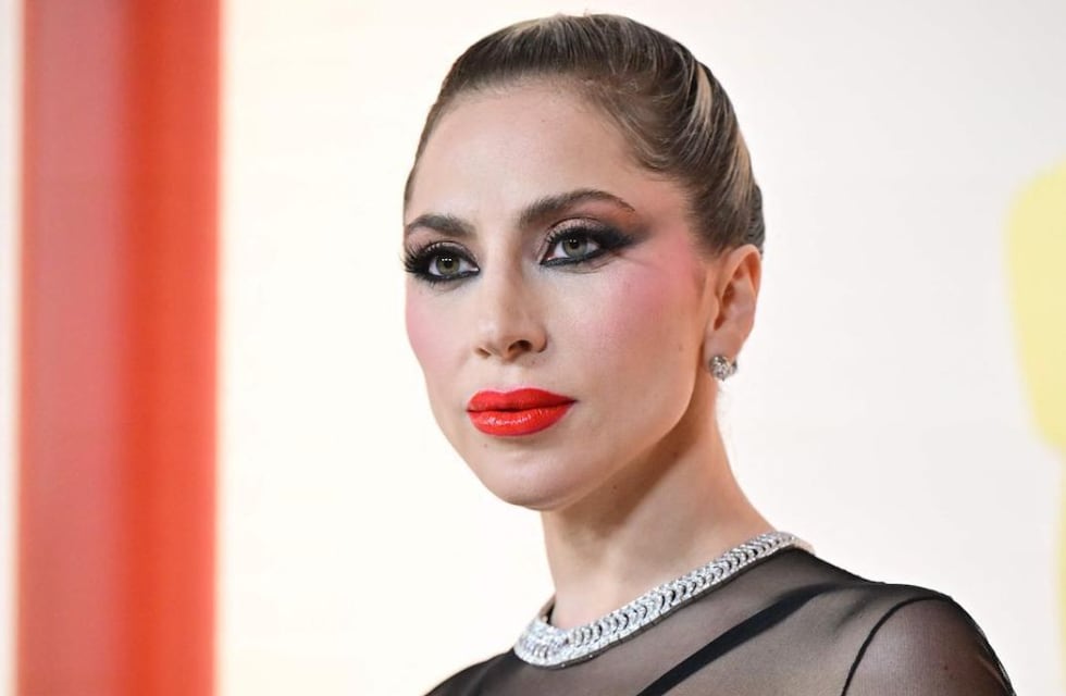 Premios Oscar 2023: el gesto de Lady Gaga con un fotógrafo en la alfombra roja