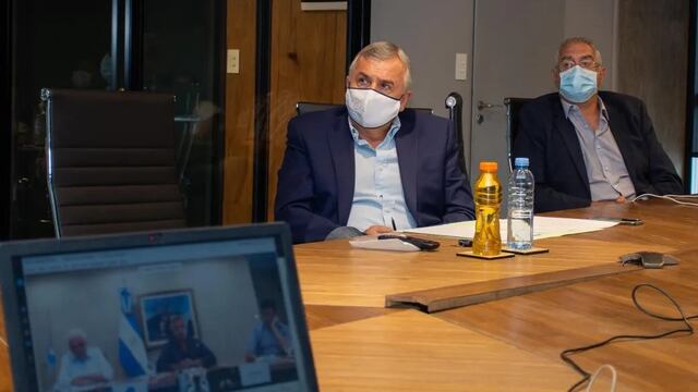 Durante la videoconferencia con el Presidente y los demás mandatarios provinciales, el gobernador Morales estuvo acompañado por el ministro de Salud Gustavo Bouhid y el equipo de inmunización.