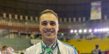 Navarro luciendo una de sus medallas.