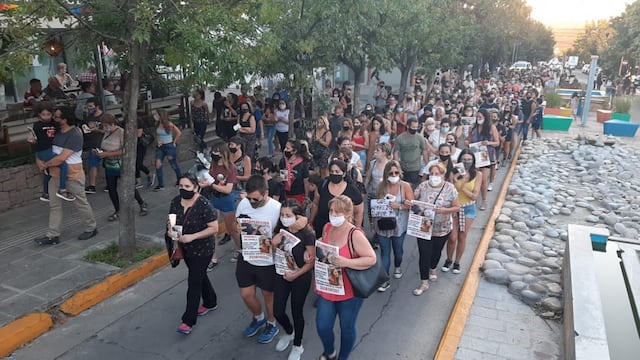 Multitudinaria marcha en La Falda por la aparición con vida de Ivana Módica. (Foto: La Estafeta Online).