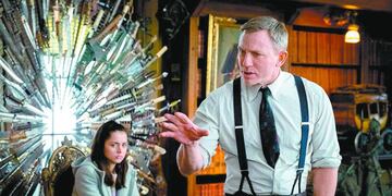 Daniel Craig hizo "Entre navajas y secretos" con la nueva "Bond" mordiéndole los talones. (Facebook "Knives out")