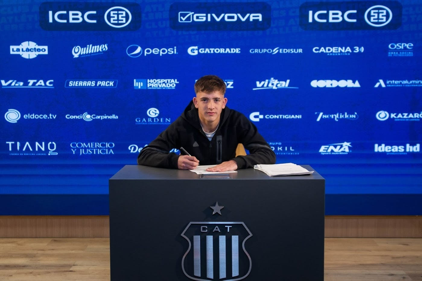 Gustavo Albarracín firmó su primer contrato con Talleres. El volante central también es parte del sub 17 de la selección argentina. (Prensa Talleres)