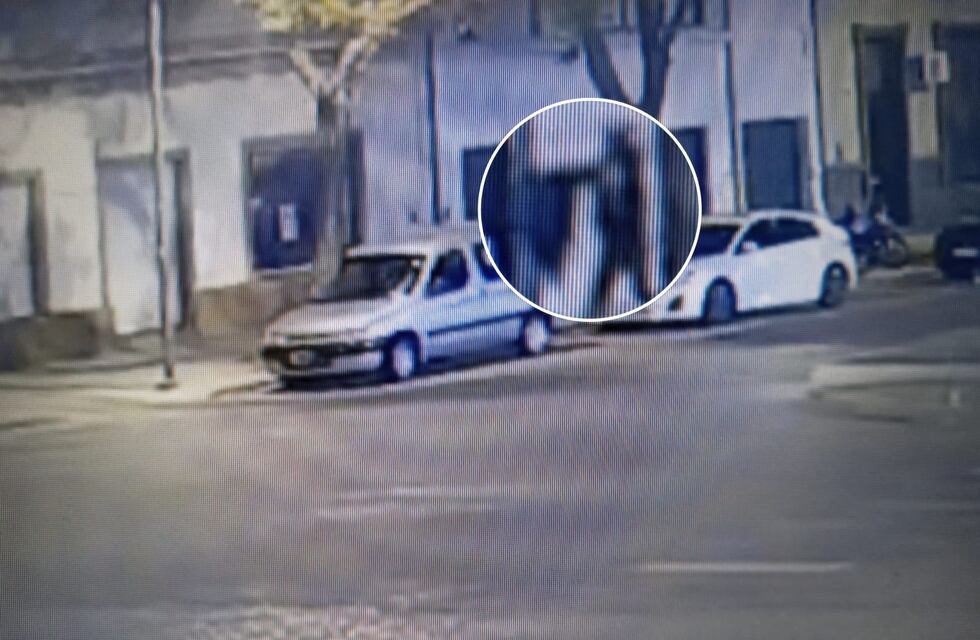 Robaron ropa de la baulera de una moto y terminaron presos