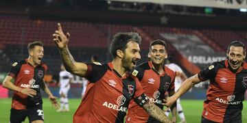 Ignacio Scocco celebra el gol del triunfo ante Platense.