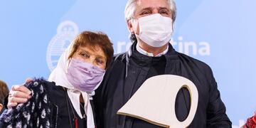 Taty Almeida y Alberto Fernández durante el homenaje. (Foto: Twitter)