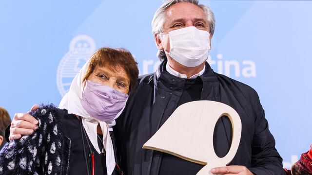 Taty Almeida y Alberto Fernández durante el homenaje. (Foto: Twitter)